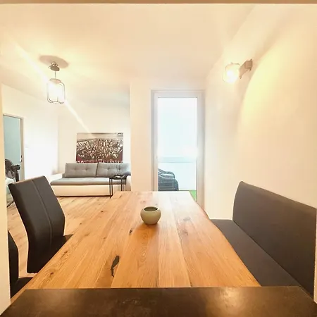 Mit Wunderschoenem Seeblick Daire